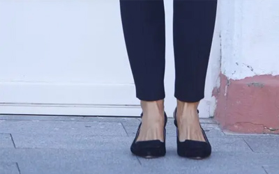 La Reina Leticia con stilettos carrie black suede sling back